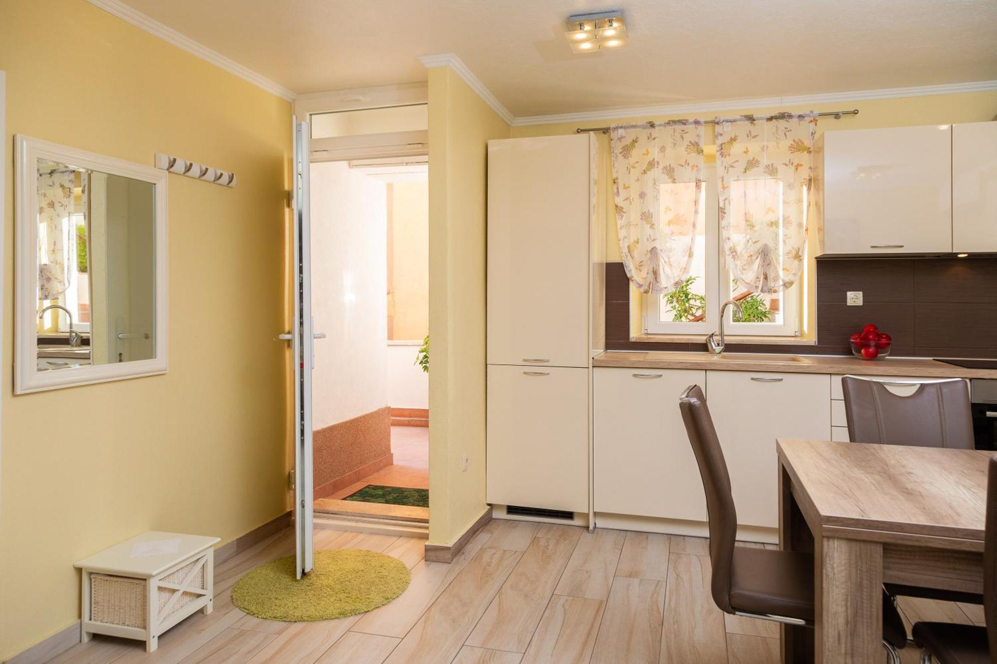 Perla Apartment - 2 Min To The Beach & Free Parking 마카르스카 외부 사진